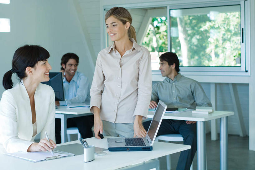 西方人,四个人,商务人士,商务男性,商务女性,办公室,站,坐,说,横图,室内,白天,正面,衬衫,电脑,笔记本电脑,植物,别墅,窗户,家具,装修,桌子,建筑,椅子,笔筒,欧洲,欧式,欧洲人,握,阴影,套装,装饰,光线,笔,材料,瓷砖,档案,地砖,文件,影子,办公桌,房屋,墙,屋子,公寓,文件夹,地面,豪华,拿,拿着,注视,建设,现代,装潢,洋房,楼房,玻璃窗,墙壁,墙面,文具,树,树木,绿色,白色,阳光,自然,资料,室内装潢,观察,看,站着,凝视,握着,生长,成长,查看,明亮,无线,舒适,家居装潢,注意,关注,文档,商务装,无线网络,房屋设计,地中海风格,古典风格,简约风格,资料夹,无线上网,便携式电脑,室内设计,工薪阶层,宽敞,办公家具,样板房装潢,交流,手提电脑,男人,男性,年轻男性,年轻女性,女人,女性,白种人,白领,上班族,设计,沟通,讲话,交谈,说话,谈话,坐着,半身,彩图,衬衣,房子