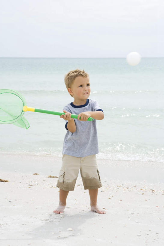 西方人,儿童,一个人,站,竖图,全景,俯视,室外,白天,游戏,纯洁,海浪,海洋,沙滩,天际线,欧洲,欧洲人,仅一个男性,仅一个人,握,阴影,短裤,光线,沙子,影子,海岸,浪花,捕虫网,沙地,拿,玩,T恤,拎,拿着,注视,娱乐,球,小孩,天空,阳光,海水,天,低头,观察,看,站着,仅一个小孩,休闲,短袖,可爱,童年,童趣,凝视,握着,查看,扫网,水网,注意,关注,海景,童真,烂漫,无邪,扑网,天真,男孩,男人,男性,白种人,孩子,大海,风浪,海,海水的波动,海滩,近岸浪,涌浪,玩耍,嬉戏,彩图,高角度拍摄,全身,男生,拎着