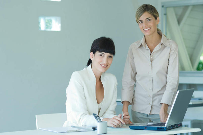 西方人,两个人,商务人士,商务女性,办公室,站,坐,说,横图,室内,白天,正面,电脑,笔记本电脑,植物,别墅,窗户,家具,装修,桌子,建筑,椅子,笔筒,欧洲,欧式,欧洲人,握,阴影,套装,装饰,光线,笔,材料,档案,文件,影子,办公桌,房屋,墙,屋子,公寓,文件夹,豪华,拿,拿着,注视,建设,现代,装潢,洋房,楼房,玻璃窗,墙壁,墙面,文具,树,树木,绿色,白色,阳光,自然,资料,室内装潢,观察,看,站着,凝视,握着,生长,成长,查看,明亮,无线,舒适,家居装潢,注意,关注,文档,商务装,无线网络,房屋设计,地中海风格,古典风格,简约风格,资料夹,无线上网,便携式电脑,室内设计,工薪阶层,宽敞,办公家具,样板房装潢,交流,手提电脑,年轻女性,女人,女性,白种人,白领,上班族,设计,沟通,讲话,交谈,说话,谈话,坐着,半身,彩图,房子