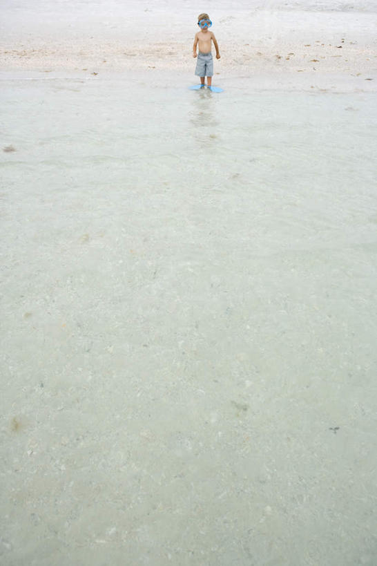 西方人,儿童,一个人,站,竖图,俯视,室外,白天,游戏,纯洁,海浪,海洋,沙滩,欧洲,欧洲人,仅一个男性,仅一个人,阴影,短裤,光线,潜水镜,沙子,影子,泳镜,海岸,浪花,沙地,玩,注视,娱乐,裸露,小孩,阳光,海水,游泳眼镜,观察,看,站着,仅一个小孩,休闲,可爱,童年,童趣,凝视,赤裸,查看,脚蹼,注意,关注,裸,海景,童真,烂漫,无邪,天真,男孩,男人,男性,白种人,孩子,大海,风浪,海,海水的波动,海滩,近岸浪,涌浪,玩耍,嬉戏,彩图,高角度拍摄,全身,男生