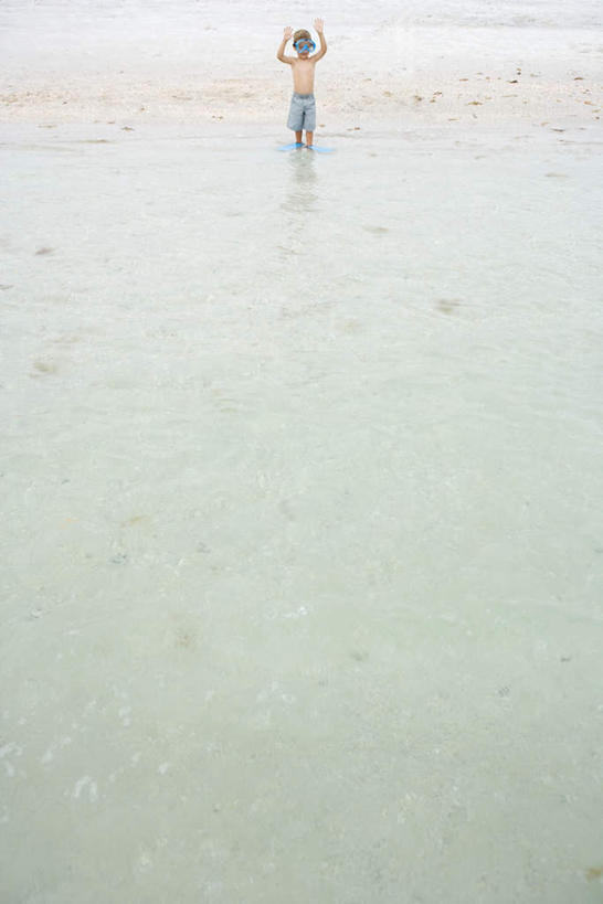 西方人,儿童,一个人,站,举,竖图,俯视,室外,白天,游戏,纯洁,海浪,海洋,沙滩,欧洲,欧洲人,仅一个男性,仅一个人,阴影,短裤,光线,潜水镜,沙子,影子,泳镜,海岸,浪花,沙地,玩,注视,娱乐,裸露,小孩,阳光,海水,游泳眼镜,观察,看,站着,仅一个小孩,休闲,可爱,童年,童趣,凝视,赤裸,查看,脚蹼,注意,关注,裸,海景,童真,烂漫,无邪,天真,男孩,男人,男性,白种人,孩子,大海,风浪,海,海水的波动,海滩,近岸浪,涌浪,举起,举手,举着,玩耍,嬉戏,向上举,向上伸,彩图,高角度拍摄,全身,男生