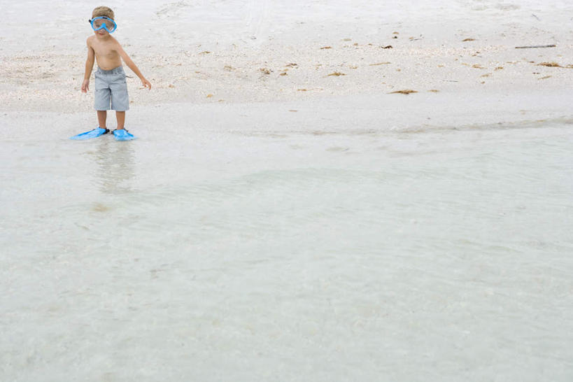 西方人,儿童,一个人,站,笑,微笑,露齿笑,横图,俯视,室外,白天,游戏,纯洁,海浪,海洋,沙滩,欧洲,欧洲人,仅一个男性,仅一个人,阴影,短裤,光线,潜水镜,沙子,影子,泳镜,海岸,浪花,沙地,玩,注视,娱乐,裸露,小孩,阳光,海水,游泳眼镜,观察,看,站着,仅一个小孩,休闲,可爱,童年,童趣,凝视,赤裸,查看,脚蹼,注意,关注,裸,海景,童真,烂漫,无邪,天真,男孩,男人,男性,白种人,孩子,大海,风浪,海,海水的波动,海滩,近岸浪,涌浪,玩耍,嬉戏,彩图,高角度拍摄,全身,男生