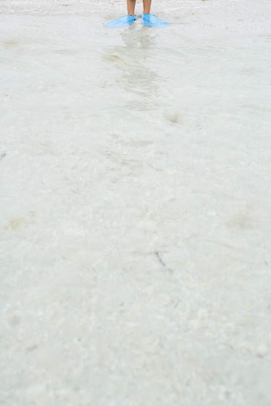 西方人,儿童,一个人,站,竖图,俯视,室外,白天,纯洁,海浪,海洋,沙滩,欧洲,欧洲人,仅一个男性,仅一个人,阴影,光线,沙子,影子,海岸,浪花,沙地,裸露,小孩,阳光,海水,站着,仅一个小孩,可爱,童年,童趣,赤裸,脚蹼,裸,海景,童真,烂漫,无邪,天真,男孩,男人,男性,白种人,孩子,大海,风浪,海,海水的波动,海滩,近岸浪,涌浪,半身,彩图,高角度拍摄,男生