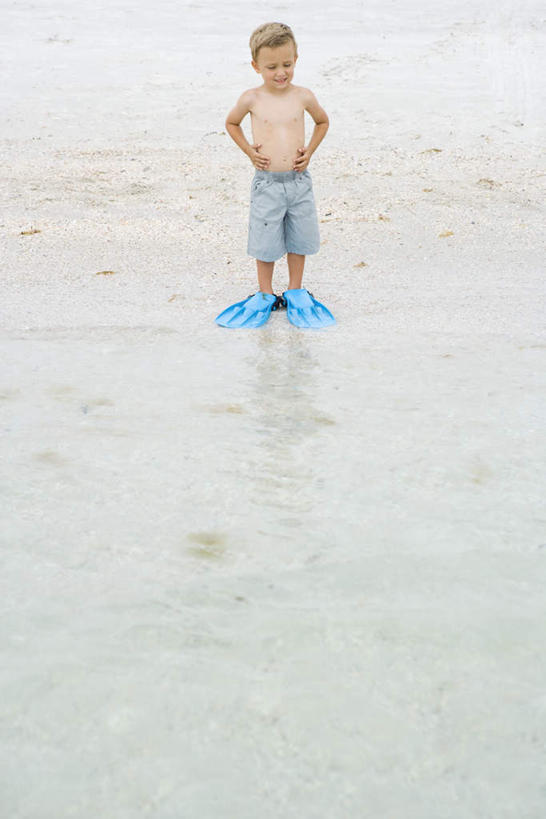 西方人,儿童,一个人,站,笑,摸,微笑,露齿笑,竖图,俯视,室外,白天,游戏,纯洁,海浪,海洋,沙滩,欧洲,欧洲人,仅一个男性,仅一个人,抚摸,阴影,短裤,光线,潜水镜,沙子,影子,泳镜,海岸,浪花,沙地,玩,注视,娱乐,裸露,小孩,阳光,海水,游泳眼镜,观察,看,站着,仅一个小孩,休闲,可爱,童年,童趣,凝视,赤裸,查看,脚蹼,注意,关注,裸,海景,童真,烂漫,无邪,天真,男孩,男人,男性,白种人,孩子,大海,风浪,海,海水的波动,海滩,近岸浪,涌浪,触摸,接触,玩耍,嬉戏,彩图,高角度拍摄,全身,男生