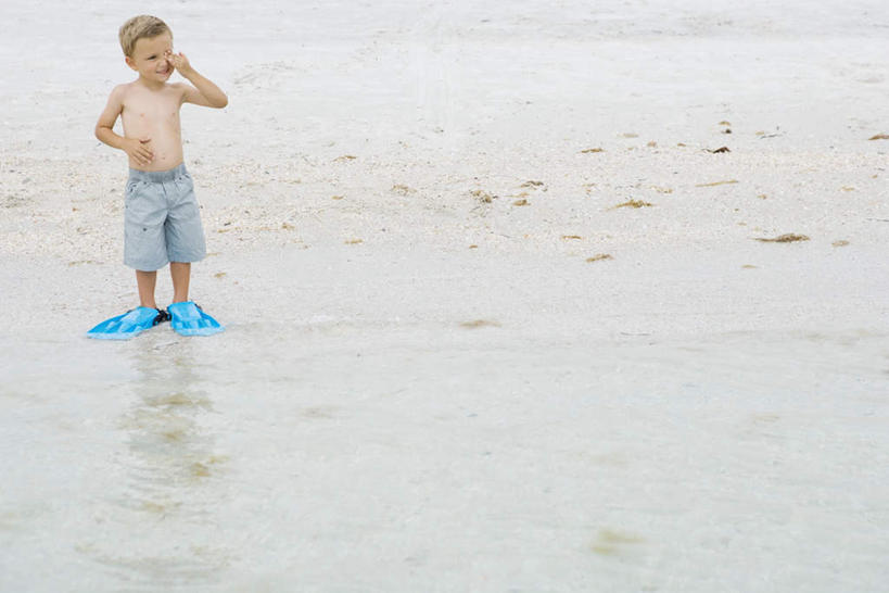 西方人,儿童,一个人,站,笑,摸,微笑,露齿笑,横图,俯视,室外,白天,游戏,纯洁,海浪,海洋,沙滩,欧洲,欧洲人,仅一个男性,仅一个人,抚摸,阴影,短裤,光线,潜水镜,沙子,影子,泳镜,海岸,浪花,沙地,玩,注视,娱乐,裸露,小孩,阳光,海水,游泳眼镜,观察,看,站着,仅一个小孩,休闲,可爱,童年,童趣,凝视,赤裸,查看,脚蹼,注意,关注,裸,海景,童真,烂漫,无邪,天真,男孩,男人,男性,白种人,孩子,大海,风浪,海,海水的波动,海滩,近岸浪,涌浪,触摸,接触,玩耍,嬉戏,彩图,高角度拍摄,全身,男生