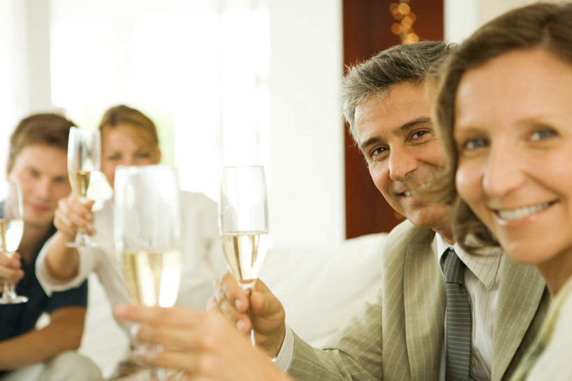 西方人,四个人,家庭,家,坐,举,笑,微笑,露齿笑,横图,室内,白天,正面,杯子,欧洲,欧洲人,握,庆祝,高脚杯,挂饰,房屋,墙,屋子,拿,拿着,楼房,墙壁,墙面,住宅,玻璃制品,酒杯,温暖,温馨,一家人,握着,庆贺,和睦,香槟杯,男人,男性,年轻男性,年轻女性,女人,女性,中年男性,中年女性,白种人,玻璃杯,举起,举手,举着,向上举,向上伸,坐着,半身,彩图,房子,融洽