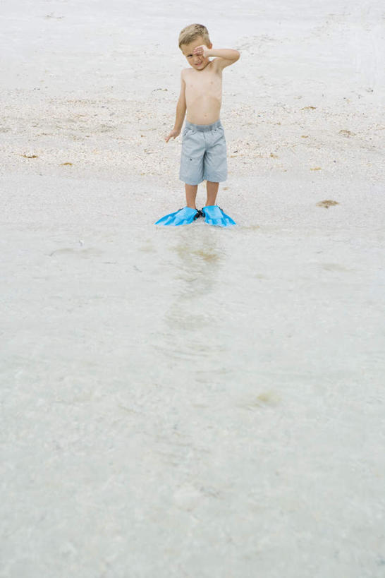 西方人,儿童,一个人,站,笑,摸,微笑,露齿笑,竖图,俯视,室外,白天,游戏,纯洁,海浪,海洋,沙滩,欧洲,欧洲人,仅一个男性,仅一个人,抚摸,阴影,短裤,光线,潜水镜,沙子,影子,泳镜,海岸,浪花,沙地,玩,注视,娱乐,裸露,小孩,阳光,海水,游泳眼镜,观察,看,站着,仅一个小孩,休闲,可爱,童年,童趣,凝视,赤裸,查看,脚蹼,注意,关注,裸,海景,童真,烂漫,无邪,天真,男孩,男人,男性,白种人,孩子,大海,风浪,海,海水的波动,海滩,近岸浪,涌浪,触摸,接触,玩耍,嬉戏,彩图,高角度拍摄,全身,男生