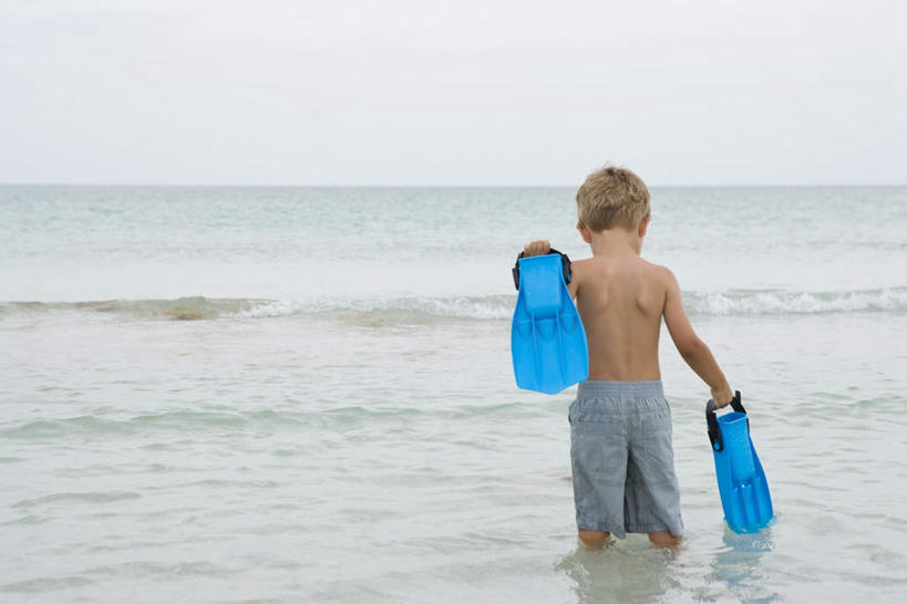 西方人,儿童,一个人,站,举,横图,全景,室外,白天,游戏,纯洁,海浪,海洋,沙滩,天际线,欧洲,欧洲人,仅一个男性,仅一个人,阴影,短裤,光线,潜水镜,沙子,影子,泳镜,海岸,浪花,沙地,玩,娱乐,裸露,小孩,背面,天空,阳光,海水,游泳眼镜,天,托,站着,仅一个小孩,休闲,可爱,童年,童趣,赤裸,脚蹼,裸,海景,童真,烂漫,无邪,天真,男孩,男人,男性,白种人,孩子,大海,风浪,海,海水的波动,海滩,近岸浪,涌浪,举起,举手,举着,玩耍,嬉戏,向上举,向上伸,向上托,彩图,全身,男生