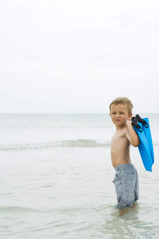 西方人,儿童,一个人,站,笑,微笑,露齿笑,竖图,俯视,室外,白天,游戏,纯洁,海浪,海洋,沙滩,欧洲,欧洲人,仅一个男性,仅一个人,阴影,短裤,光线,潜水镜,沙子,影子,泳镜,海岸,浪花,沙地,玩,注视,娱乐,裸露,小孩,阳光,海水,游泳眼镜,观察,看,站着,转头,仅一个小孩,休闲,可爱,童年,童趣,凝视,转身,赤裸,查看,脚蹼,注意,关注,裸,海景,童真,烂漫,无邪,天真,男孩,男人,男性,白种人,孩子,大海,风浪,海,海水的波动,海滩,近岸浪,涌浪,玩耍,嬉戏,彩图,高角度拍摄,全身,男生