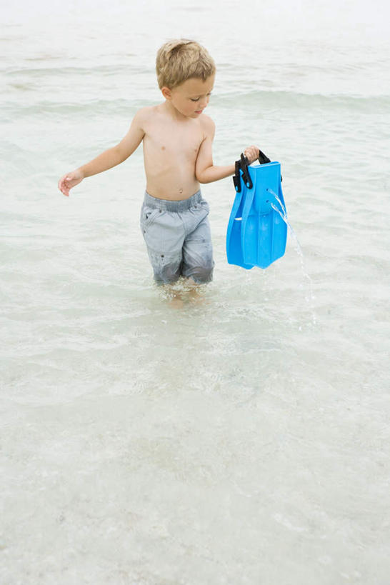 西方人,儿童,一个人,站,笑,微笑,露齿笑,竖图,俯视,室外,白天,游戏,纯洁,海浪,海洋,沙滩,欧洲,欧洲人,仅一个男性,仅一个人,阴影,短裤,光线,潜水镜,沙子,影子,泳镜,海岸,浪花,沙地,玩,注视,娱乐,裸露,小孩,阳光,海水,游泳眼镜,低头,观察,看,站着,转头,仅一个小孩,休闲,可爱,童年,童趣,凝视,转身,赤裸,查看,脚蹼,注意,关注,裸,海景,童真,烂漫,无邪,天真,男孩,男人,男性,白种人,孩子,大海,风浪,海,海水的波动,海滩,近岸浪,涌浪,玩耍,嬉戏,彩图,高角度拍摄,全身,男生