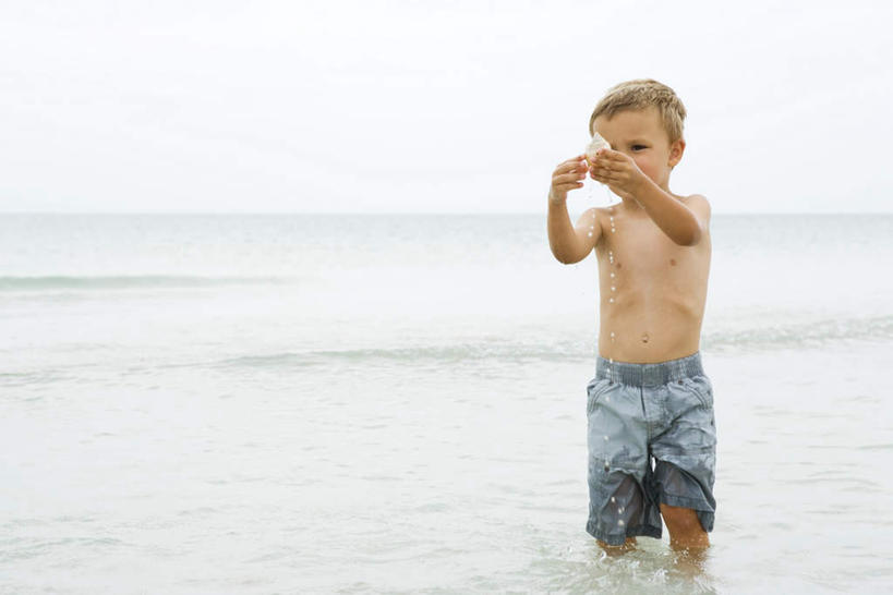 西方人,儿童,一个人,站,举,笑,微笑,露齿笑,横图,全景,俯视,室外,白天,游戏,纯洁,海浪,海洋,沙滩,天际线,欧洲,欧洲人,仅一个男性,仅一个人,握,阴影,短裤,光线,沙子,影子,海岸,浪花,海螺,沙地,拿,玩,拿着,注视,娱乐,裸露,小孩,天空,阳光,海水,天,观察,看,托,站着,仅一个小孩,休闲,可爱,童年,童趣,凝视,握着,赤裸,查看,注意,关注,裸,海景,童真,烂漫,无邪,天真,男孩,男人,男性,白种人,孩子,大海,风浪,海,海水的波动,海滩,近岸浪,涌浪,举起,举手,举着,玩耍,嬉戏,向上举,向上伸,向上托,彩图,高角度拍摄,全身,男生