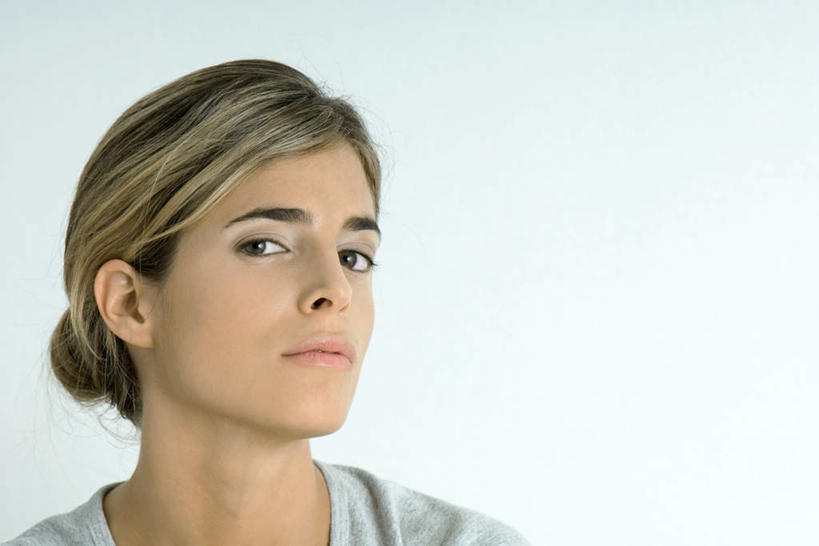 西方人,脸,头,脸颊,一个人,横图,室内,特写,白天,白色背景,正面,T恤衫,欧洲,欧洲人,仅一个年轻女性,仅一个女性,仅一个人,T恤,注视,观察,看,转头,思考,短袖,想,沉思,凝视,摄影,影棚,查看,注意,关注,年轻女性,女人,女性,白种人,头部,脸部,脸蛋,面部,抬头,仰头,半身,彩图,影棚拍摄,拍摄