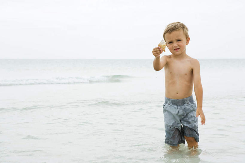 西方人,儿童,一个人,站,举,笑,微笑,露齿笑,横图,全景,俯视,室外,白天,游戏,纯洁,海浪,海洋,沙滩,天际线,欧洲,欧洲人,仅一个男性,仅一个人,握,阴影,短裤,光线,沙子,影子,海岸,浪花,海螺,沙地,拿,玩,拿着,注视,娱乐,裸露,小孩,天空,阳光,海水,天,观察,看,托,站着,仅一个小孩,休闲,可爱,童年,童趣,凝视,握着,赤裸,查看,注意,关注,裸,海景,童真,烂漫,无邪,天真,男孩,男人,男性,白种人,孩子,大海,风浪,海,海水的波动,海滩,近岸浪,涌浪,举起,举手,举着,玩耍,嬉戏,向上举,向上伸,向上托,彩图,高角度拍摄,全身,男生