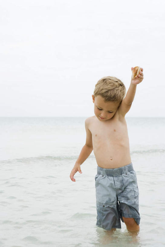 西方人,儿童,一个人,站,举,笑,微笑,露齿笑,竖图,全景,俯视,室外,白天,游戏,纯洁,海浪,海洋,沙滩,天际线,欧洲,欧洲人,仅一个男性,仅一个人,握,阴影,短裤,光线,沙子,影子,海岸,浪花,海螺,沙地,拿,玩,拿着,注视,娱乐,裸露,小孩,天空,阳光,海水,天,观察,看,托,站着,仅一个小孩,休闲,可爱,童年,童趣,凝视,握着,赤裸,查看,注意,关注,裸,海景,童真,烂漫,无邪,天真,男孩,男人,男性,白种人,孩子,大海,风浪,海,海水的波动,海滩,近岸浪,涌浪,举起,举手,举着,玩耍,嬉戏,向上举,向上伸,向上托,彩图,高角度拍摄,全身,男生