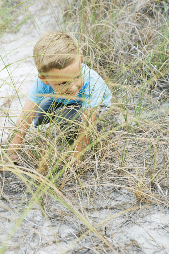 西方人,儿童,一个人,蹲,笑,微笑,露齿笑,竖图,俯视,室外,白天,游戏,纯洁,草地,草坪,植物,欧洲,欧洲人,仅一个男性,仅一个人,短裤,玩,T恤,注视,娱乐,草,小孩,绿色,观察,看,仅一个小孩,休闲,短袖,可爱,童年,童趣,凝视,查看,注意,关注,童真,烂漫,无邪,天真,男孩,男人,男性,白种人,孩子,蹲着,玩耍,嬉戏,彩图,高角度拍摄,全身,男生