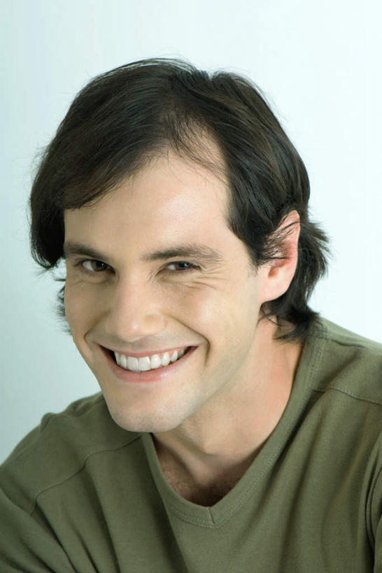 西方人,脸,头,脸颊,一个人,笑,微笑,露齿笑,竖图,室内,特写,白天,白色背景,正面,T恤衫,欧洲,欧洲人,仅一个男性,仅一个人,T恤,注视,仅一个年轻男性,观察,看,短袖,凝视,摄影,影棚,查看,注意,关注,男人,男性,年轻男性,白种人,头部,脸部,脸蛋,面部,半身,彩图,影棚拍摄,拍摄