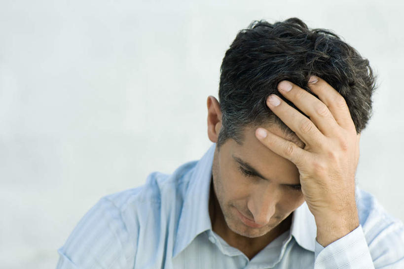 西方人,脸,头,脸颊,一个人,摸,横图,室内,特写,白天,白色背景,正面,衬衫,欧洲,欧洲人,仅一个男性,仅一个人,仅一个中年男性,撑,抚摸,注视,低头,观察,看,凝视,摄影,影棚,查看,撑着,注意,关注,男人,男性,中年男性,白种人,头部,脸部,脸蛋,面部,触摸,接触,半身,彩图,影棚拍摄,衬衣,拍摄