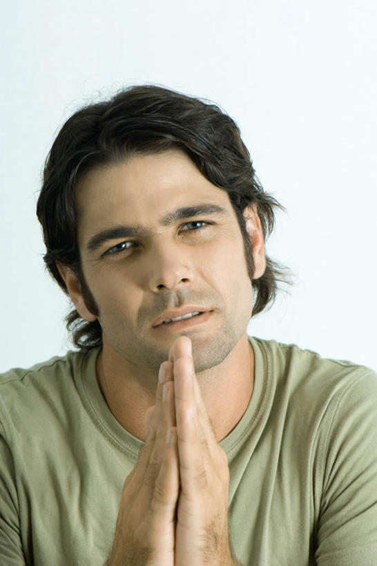 西方人,脸,头,脸颊,手,一个人,竖图,室内,特写,白天,白色背景,正面,T恤衫,欧洲,欧洲人,仅一个男性,仅一个人,祝福,T恤,注视,虔诚,仅一个年轻男性,观察,看,祈祷,双手合十,手部,短袖,凝视,摄影,影棚,查看,注意,关注,感谢,合十礼,合掌礼,合十,莲华合掌,感恩,男人,男性,年轻男性,白种人,头部,脸部,脸蛋,面部,抬头,仰头,半身,彩图,影棚拍摄,拍摄