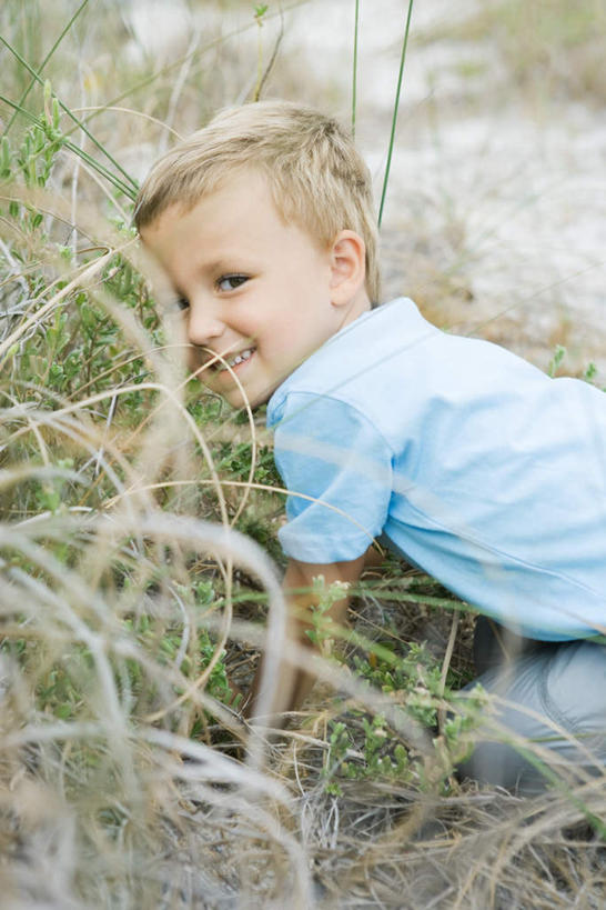 西方人,儿童,一个人,蹲,笑,微笑,露齿笑,竖图,俯视,室外,白天,游戏,纯洁,草地,草坪,植物,欧洲,欧洲人,仅一个男性,仅一个人,短裤,玩,T恤,注视,娱乐,草,小孩,绿色,观察,看,仅一个小孩,休闲,短袖,可爱,童年,童趣,凝视,查看,注意,关注,童真,烂漫,无邪,天真,男孩,男人,男性,白种人,孩子,蹲着,玩耍,嬉戏,彩图,高角度拍摄,全身,男生