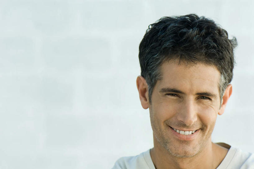 西方人,脸,头,脸颊,一个人,笑,微笑,露齿笑,横图,室内,特写,白天,白色背景,正面,T恤衫,欧洲,欧洲人,仅一个男性,仅一个人,仅一个中年男性,T恤,注视,观察,看,凝视,摄影,影棚,查看,注意,关注,男人,男性,中年男性,白种人,头部,脸部,脸蛋,面部,半身,彩图,影棚拍摄,拍摄