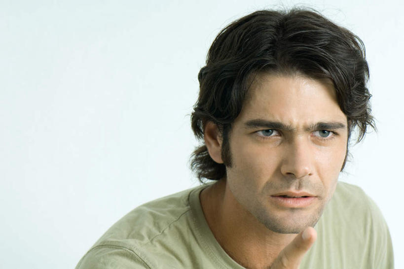 西方人,脸,头,脸颊,手,一个人,横图,室内,特写,白天,白色背景,正面,衬衫,欧洲,欧洲人,仅一个男性,仅一个人,指,注视,方向,仅一个年轻男性,观察,看,手势,手部,凝视,摄影,影棚,查看,指向,注意,关注,男人,男性,年轻男性,白种人,头部,脸部,脸蛋,面部,半身,彩图,影棚拍摄,衬衣,拍摄