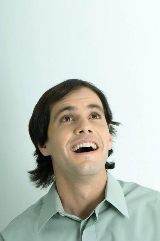 西方人,脸,头,脸颊,一个人,笑,微笑,露齿笑,竖图,室内,特写,白天,白色背景,正面,衬衫,欧洲,欧洲人,仅一个男性,仅一个人,注视,仅一个年轻男性,观察,看,凝视,摄影,影棚,查看,注意,关注,男人,男性,年轻男性,白种人,头部,脸部,脸蛋,面部,抬头,仰头,半身,彩图,影棚拍摄,衬衣,拍摄