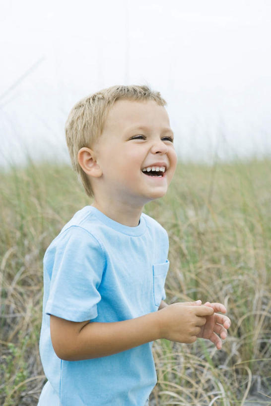 西方人,儿童,一个人,站,笑,微笑,露齿笑,竖图,室外,白天,侧面,游戏,纯洁,草地,草坪,植物,欧洲,欧洲人,仅一个男性,仅一个人,短裤,玩,T恤,注视,娱乐,草,小孩,绿色,观察,看,站着,仅一个小孩,休闲,短袖,可爱,童年,童趣,童真,烂漫,无邪,天真,男孩,男人,男性,白种人,孩子,玩耍,嬉戏,站立,彩图,全身,男生