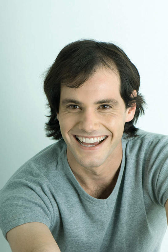 西方人,脸,头,脸颊,一个人,笑,微笑,露齿笑,竖图,室内,特写,白天,白色背景,正面,衬衫,欧洲,欧洲人,仅一个男性,仅一个人,注视,仅一个年轻男性,观察,看,凝视,摄影,影棚,查看,注意,关注,男人,男性,年轻男性,白种人,头部,脸部,脸蛋,面部,半身,彩图,影棚拍摄,衬衣,拍摄