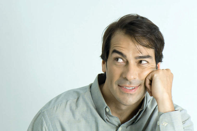 西方人,脸,头,脸颊,手,一个人,笑,微笑,露齿笑,横图,室内,特写,白天,白色背景,正面,衬衫,欧洲,欧洲人,仅一个男性,仅一个人,撑,注视,仅一个年轻男性,看,手部,斜视,摄影,影棚,撑着,关注,男人,男性,年轻男性,白种人,头部,脸部,脸蛋,面部,半身,彩图,影棚拍摄,衬衣,拍摄