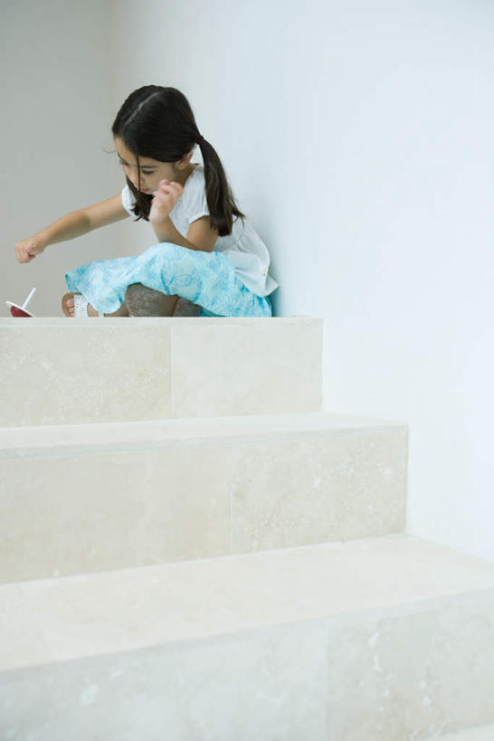 西方人,儿童,一个人,坐,盘腿,竖图,室内,白天,仰视,裙子,游戏,地毯,房间,楼梯,欧洲,欧洲人,仅一个女性,仅一个人,阶梯,墙,屋子,地面,玩,旋转,娱乐,墙壁,墙面,台阶,小孩,蓝色,白色,陀螺,低头,仅一个小孩,休闲,短裙,女孩,女人,女性,白种人,孩子,盘腿而坐,盘膝,盘着腿的,盘着腿坐,双腿交叉,玩耍,嬉戏,坐着,彩图,低角度拍摄,全身,女生