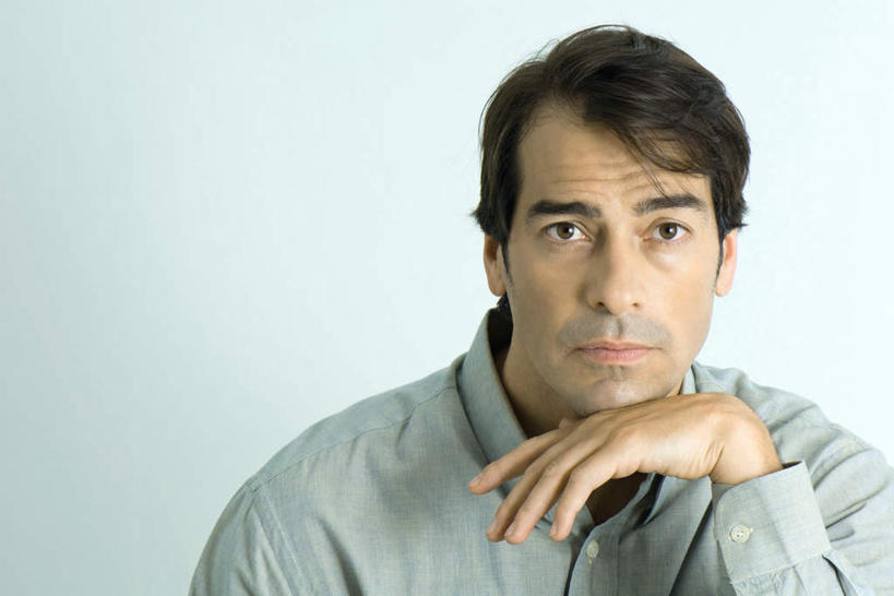 西方人,脸,头,脸颊,手,一个人,横图,室内,特写,白天,白色背景,正面,衬衫,欧洲,欧洲人,仅一个男性,仅一个人,撑,注视,仅一个年轻男性,看,手部,斜视,摄影,影棚,严肃,撑着,关注,男人,男性,年轻男性,白种人,头部,脸部,脸蛋,面部,半身,彩图,影棚拍摄,衬衣,拍摄