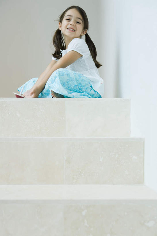 西方人,儿童,一个人,坐,笑,盘腿,微笑,露齿笑,竖图,室内,白天,仰视,裙子,游戏,地毯,房间,楼梯,欧洲,欧洲人,仅一个女性,仅一个人,阶梯,墙,屋子,地面,玩,注视,旋转,娱乐,墙壁,墙面,台阶,小孩,蓝色,白色,陀螺,看,仅一个小孩,休闲,短裙,关注,女孩,女人,女性,白种人,孩子,盘腿而坐,盘膝,盘着腿的,盘着腿坐,双腿交叉,玩耍,嬉戏,坐着,彩图,低角度拍摄,全身,女生