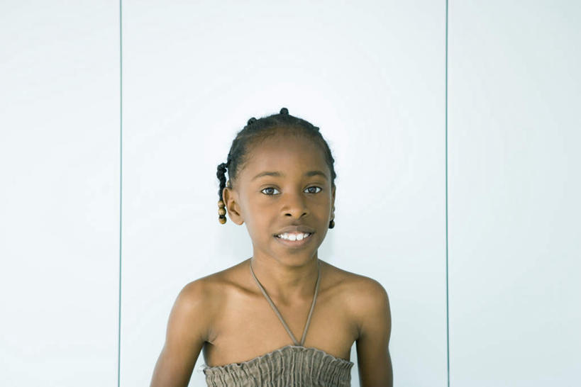 西方人,儿童,一个人,笑,微笑,露齿笑,横图,室内,白天,正面,裙子,纯洁,欧洲,非洲,黑人,欧洲人,仅一个女性,仅一个人,连衣裙,墙,注视,墙壁,墙面,小孩,观察,看,仅一个小孩,辫子,可爱,童年,童趣,凝视,查看,半身裙,吊带裙,麻花辫,注意,关注,童真,烂漫,无邪,天真,女孩,女人,女性,非洲人,孩子,半身,彩图,女生