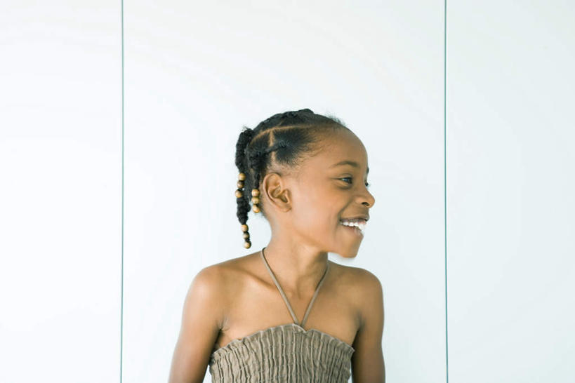 西方人,儿童,一个人,笑,微笑,露齿笑,横图,室内,白天,正面,裙子,纯洁,欧洲,非洲,黑人,欧洲人,仅一个女性,仅一个人,连衣裙,墙,注视,墙壁,墙面,小孩,观察,看,仅一个小孩,辫子,可爱,童年,童趣,凝视,转身,查看,半身裙,吊带裙,麻花辫,注意,关注,童真,烂漫,无邪,天真,女孩,女人,女性,非洲人,孩子,半身,彩图,女生