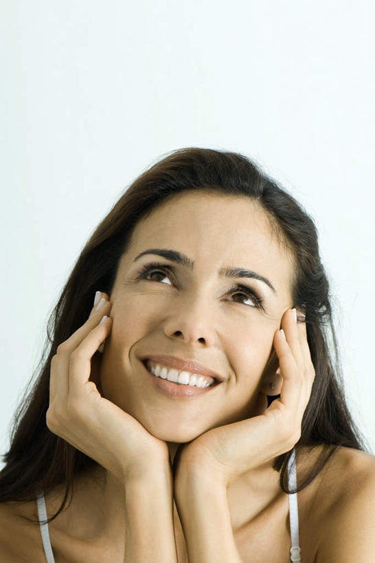 西方人,脸,头,脸颊,手,一个人,捧,笑,微笑,露齿笑,竖图,室内,特写,白天,白色背景,正面,欧洲,欧洲人,仅一个年轻女性,仅一个女性,仅一个人,撑,背心,托腮,注视,吊带衫,观察,看,托,手部,凝视,摄影,影棚,查看,注意,关注,托下巴,年轻女性,女人,女性,白种人,头部,长发,脸部,脸蛋,面部,端,端着,捧着,手捧,抬头,仰头,半身,彩图,影棚拍摄,拍摄