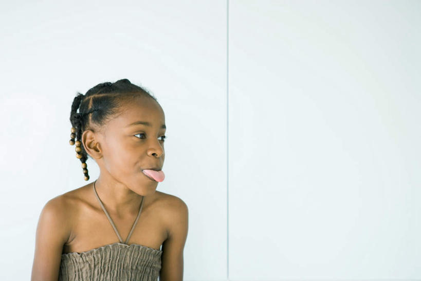 西方人,儿童,一个人,横图,室内,白天,正面,裙子,纯洁,欧洲,非洲,黑人,欧洲人,仅一个女性,仅一个人,连衣裙,墙,注视,吐舌头,墙壁,墙面,小孩,看,伸舌头,仅一个小孩,鬼脸,辫子,吐舌,可爱,童年,童趣,转身,半身裙,吊带裙,麻花辫,关注,童真,烂漫,无邪,天真,女孩,女人,女性,非洲人,孩子,半身,彩图,女生