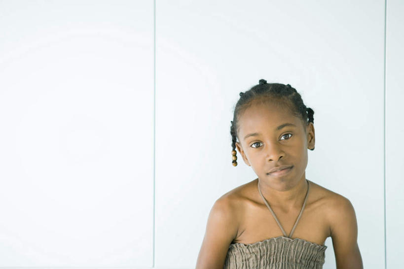 西方人,儿童,一个人,横图,室内,白天,正面,裙子,纯洁,欧洲,非洲,黑人,欧洲人,仅一个女性,仅一个人,连衣裙,墙,注视,墙壁,墙面,小孩,看,仅一个小孩,辫子,可爱,童年,童趣,半身裙,吊带裙,麻花辫,关注,童真,烂漫,无邪,天真,女孩,女人,女性,非洲人,孩子,半身,彩图,女生