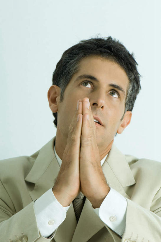 西方人,一个人,商务人士,商务男性,竖图,室内,特写,白天,白色背景,正面,衬衫,欧洲,欧洲人,仅一个男性,仅一个人,仅一个中年男性,套装,祝福,注视,虔诚,观察,看,祈祷,双手合十,凝视,摄影,影棚,查看,注意,关注,感谢,商务装,工薪阶层,合十礼,合掌礼,合十,莲华合掌,感恩,男人,男性,中年男性,白种人,白领,上班族,抬头,仰头,半身,彩图,影棚拍摄,衬衣,拍摄