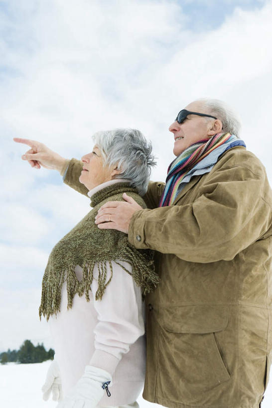 西方人,两个人,夫妻,抱,笑,微笑,露齿笑,竖图,室外,白天,仰视,毛衣,爱情,树林,雪,植物,大雪,欧洲,欧洲人,指,积雪,雪地,雪景,云,云朵,冬天,浪漫,云彩,注视,方向,外套,树,树木,蓝色,绿色,白云,蓝天,天空,自然,披肩,围巾,天,观察,看,手势,大衣,恩爱,凝视,恋人,生长,晴朗,成长,围脖,抱着,查看,搂着,指向,注意,关注,老年男性,老年女性,男人,男性,女人,女性,白种人,情侣,晴空,怀抱,搂,搂抱,相抱,拥抱,半身,彩图,低角度拍摄,绒衣,套衫,套头毛衣,线衣,伴侣