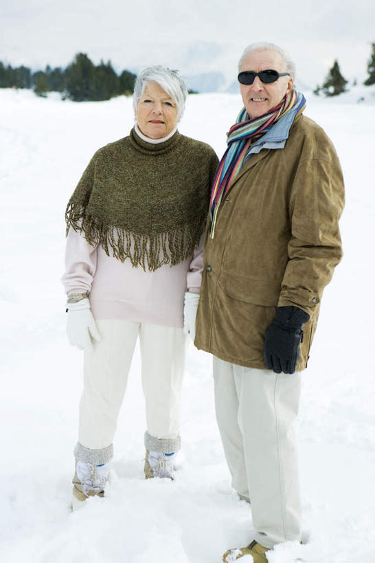 西方人,两个人,夫妻,笑,微笑,露齿笑,竖图,俯视,室外,白天,毛衣,爱情,树林,雪,植物,大雪,欧洲,欧洲人,积雪,雪地,雪景,云,云朵,冬天,浪漫,云彩,注视,外套,树,树木,蓝色,绿色,白云,蓝天,天空,自然,披肩,围巾,天,观察,看,大衣,恩爱,凝视,恋人,生长,晴朗,成长,围脖,查看,注意,关注,老年男性,老年女性,男人,男性,女人,女性,白种人,情侣,晴空,半身,彩图,高角度拍摄,绒衣,套衫,套头毛衣,线衣,伴侣