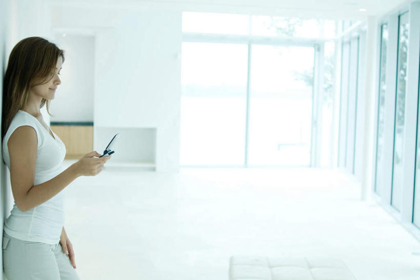 西方人,一个人,家,打电话,横图,室内,白天,侧面,植物,别墅,窗户,柜子,家具,落地窗,门,装修,建筑,电话,手机,欧洲,欧式,欧洲人,仅一个年轻女性,仅一个女性,仅一个人,握,阴影,装饰,光线,瓷砖,地砖,影子,房屋,屋子,公寓,地面,豪华,拿,拿着,注视,通讯设备,建设,现代,装潢,洋房,楼房,玻璃窗,住宅,树,树木,绿色,阳光,自然,门框,室内装潢,衣橱,观察,看,凝视,握着,生长,成长,查看,明亮,舒适,家居装潢,注意,关注,房屋设计,地中海风格,古典风格,简约风格,室内设计,宽敞,更衣橱,样板房装潢,交流,年轻女性,女人,女性,白种人,设计,沟通,通话,半身,彩图,房子