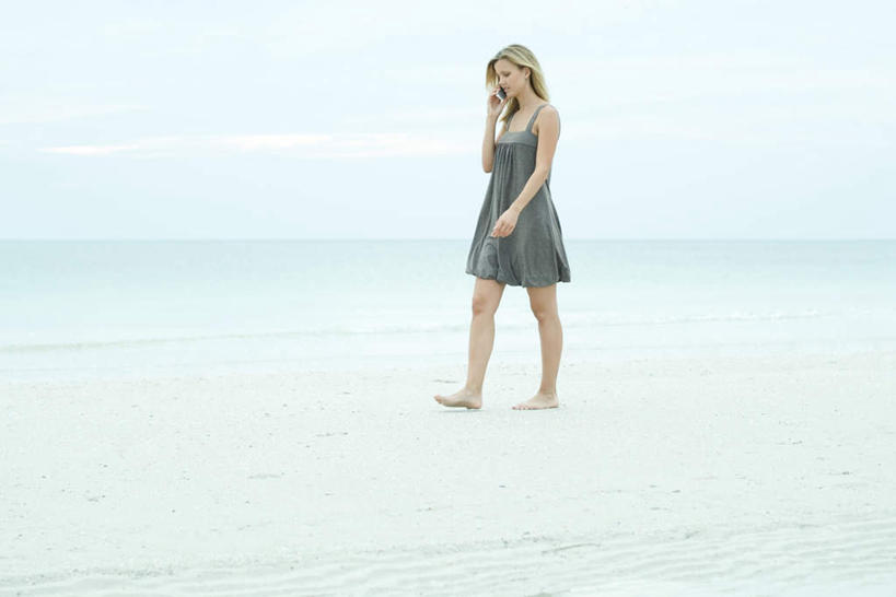 西方人,一个人,站,走,打电话,横图,全景,室外,白天,正面,裙子,海浪,海洋,沙滩,天际线,电话,手机,欧洲,欧洲人,仅一个年轻女性,仅一个女性,仅一个人,连衣裙,沙子,海岸,浪花,沙地,拿,拿着,通讯设备,天空,海水,天,站着,半身裙,吊带裙,海景,交流,年轻女性,女人,女性,白种人,大海,风浪,海,海水的波动,海滩,近岸浪,涌浪,步行,沟通,散步,通话,站立,走路,彩图,全身