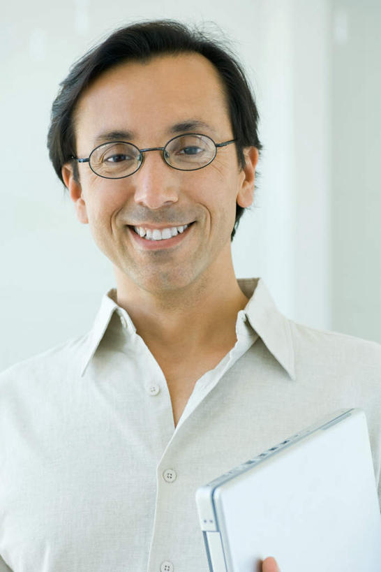 西方人,一个人,笑,微笑,露齿笑,竖图,室内,白天,正面,衬衫,电脑,笔记本电脑,欧洲,欧洲人,仅一个男性,仅一个人,握,网络,眼镜,拿,拎,拿着,注视,通讯设备,仅一个年轻男性,观察,看,凝视,握着,查看,无线,注意,关注,通信设备,无线网络,近视眼镜,无线上网,便携式电脑,手提电脑,男人,男性,年轻男性,白种人,半身,彩图,衬衣,拎着