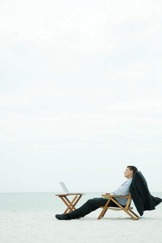 西方人,一个人,商务人士,商务男性,躺,睡,竖图,全景,室外,白天,正面,衬衫,电脑,笔记本电脑,海浪,海洋,沙滩,天际线,椅子,欧洲,欧洲人,仅一个男性,仅一个人,套装,网络,沙子,木椅,躺椅,海岸,浪花,沙地,通讯设备,仅一个年轻男性,天空,海水,天,无线,通信设备,商务装,无线网络,海景,无线上网,便携式电脑,工薪阶层,卧着,手提电脑,男人,男性,年轻男性,白种人,白领,上班族,大海,风浪,海,海水的波动,海滩,近岸浪,涌浪,困,困觉,寝息,睡觉,躺着,卧,彩图,全身,衬衣