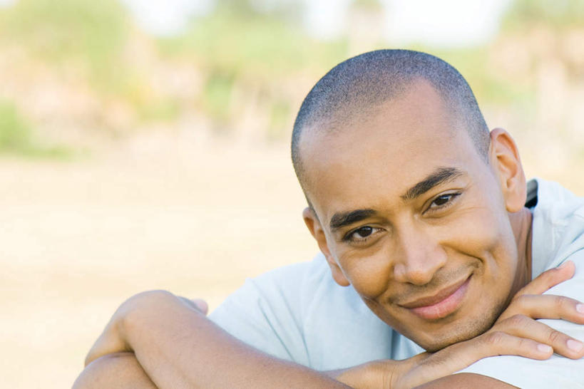 西方人,一个人,坐,笑,微笑,横图,室外,特写,白天,正面,T恤衫,草地,草坪,树林,植物,欧洲,欧洲人,仅一个男性,仅一个人,朦胧,模糊,T恤,注视,草,树,树木,仅一个年轻男性,蓝色,绿色,蓝天,天空,自然,天,观察,看,短袖,凝视,生长,成长,查看,注意,关注,男人,男性,年轻男性,白种人,坐着,半身,彩图