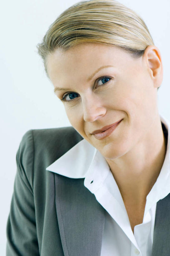 西方人,脸,头,脸颊,一个人,商务人士,商务女性,站,笑,微笑,竖图,室内,特写,白天,白色背景,正面,欧洲,欧洲人,仅一个年轻女性,仅一个女性,仅一个人,套装,站着,摄影,影棚,商务装,工薪阶层,年轻女性,女人,女性,白种人,头部,脸部,脸蛋,面部,白领,上班族,站立,半身,彩图,影棚拍摄,拍摄