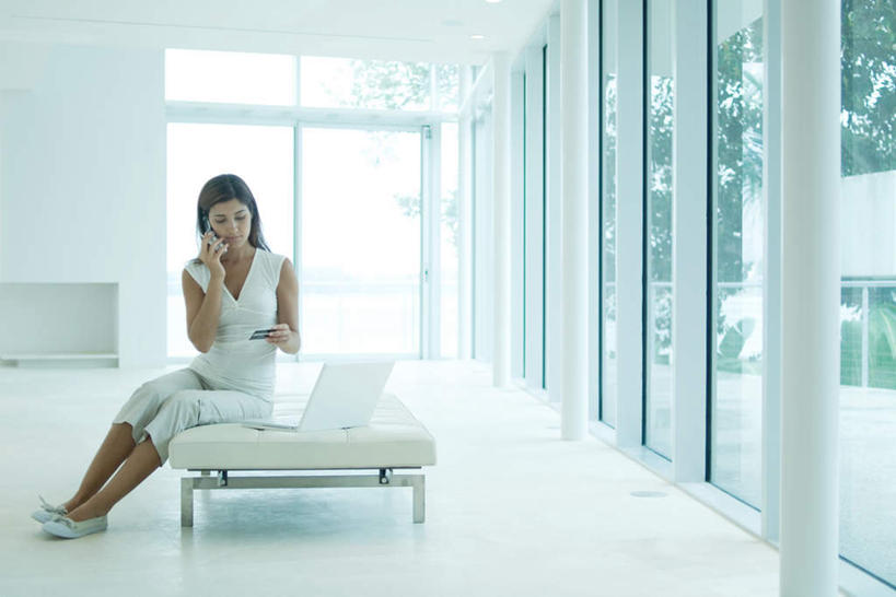 西方人,一个人,家,坐,打电话,横图,室内,白天,正面,信用卡,电脑,笔记本电脑,植物,别墅,窗户,床,柜子,家具,落地窗,门,装修,建筑,电话,手机,欧洲,欧式,欧洲人,仅一个年轻女性,仅一个女性,仅一个人,握,阴影,装饰,光线,网络,瓷砖,地砖,影子,房屋,屋子,公寓,地面,豪华,拿,拿着,注视,通讯设备,建设,现代,装潢,洋房,楼房,玻璃窗,住宅,树,树木,绿色,阳光,自然,门框,室内装潢,衣橱,观察,看,卡,凝视,握着,储蓄卡,单人床,生长,成长,查看,明亮,无线,舒适,家居装潢,注意,关注,通信设备,无线网络,房屋设计,地中海风格,古典风格,简约风格,无线上网,便携式电脑,室内设计,宽敞,更衣橱,样板房装潢,交流,银行卡,手提电脑,年轻女性,女人,女性,白种人,设计,沟通,通话,坐着,彩图,全身,房子