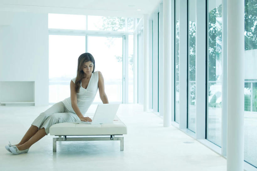 西方人,一个人,家,坐,横图,室内,白天,侧面,电脑,笔记本电脑,植物,别墅,窗户,床,柜子,家具,落地窗,门,装修,建筑,欧洲,欧式,欧洲人,仅一个年轻女性,仅一个女性,仅一个人,握,阴影,装饰,光线,网络,瓷砖,地砖,影子,房屋,屋子,公寓,地面,豪华,拿,拿着,注视,通讯设备,建设,现代,装潢,洋房,楼房,玻璃窗,住宅,树,树木,绿色,阳光,自然,门框,室内装潢,衣橱,观察,看,凝视,握着,单人床,生长,成长,查看,明亮,无线,舒适,家居装潢,注意,关注,通信设备,无线网络,房屋设计,地中海风格,古典风格,简约风格,无线上网,便携式电脑,室内设计,宽敞,更衣橱,样板房装潢,手提电脑,年轻女性,女人,女性,白种人,设计,坐着,半身,彩图,房子