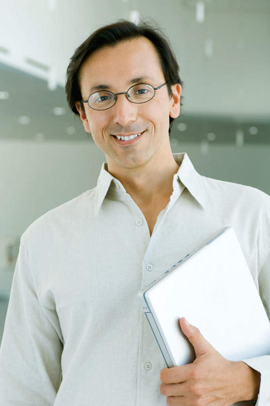 西方人,一个人,站,笑,微笑,露齿笑,竖图,室内,白天,正面,衬衫,电脑,笔记本电脑,欧洲,欧洲人,仅一个男性,仅一个人,握,网络,眼镜,拿,拎,拿着,通讯设备,仅一个年轻男性,站着,握着,无线,通信设备,无线网络,近视眼镜,无线上网,便携式电脑,手提电脑,男人,男性,年轻男性,白种人,站立,半身,彩图,衬衣,拎着