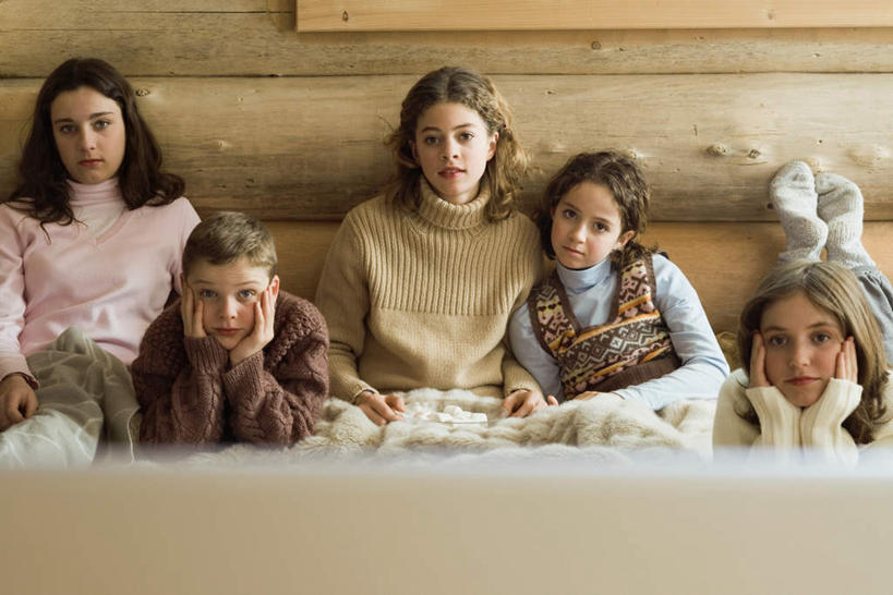 西方人,儿童,坐,横图,俯视,室内,白天,毛衣,纯洁,电视,欧洲,欧洲人,朦胧,模糊,墙,许多人,墙壁,墙面,小孩,一群人,可爱,童年,童趣,童真,烂漫,无邪,天真,男孩,男人,男性,女孩,女人,女性,白种人,电视机,坐着,半身,彩图,高角度拍摄,绒衣,套衫,套头毛衣,线衣,男生,女生